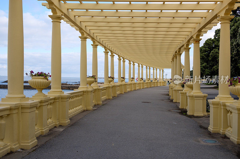 Pérgola da Foz是一个带有栏杆的凉棚，位于葡萄牙波尔图市的Praia da Luz和蒙得维的亚大道花园之间。